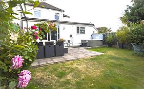 Dolphin Retreat Close To Beaches And Harbour